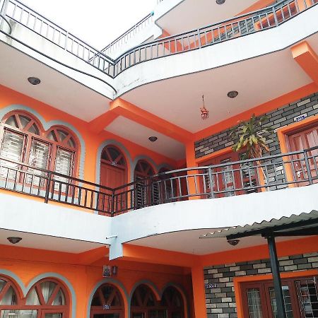 Paramount Guest House Покхара Экстерьер фото